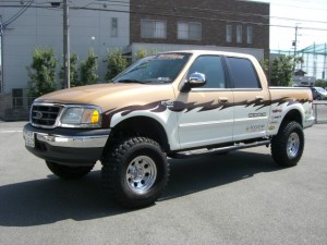 昔のデモカー「フォードF１５０ダブルキャブ６インチリフトアップ」フルラッピング車輛（元色はガンメタ）