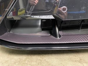 ランボルギーニウルスフロントバンパー下グロスカーボンラッピング