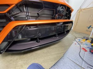 ランボルギーニウルスフロントバンパー下グロスカーボンラッピング