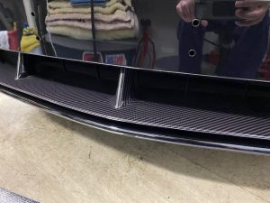 ランボルギーニウルスフロントバンパー下グロスカーボンラッピング