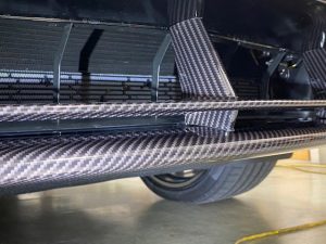 ランボルギーニウルスフロントバンパー下グロスカーボンラッピング