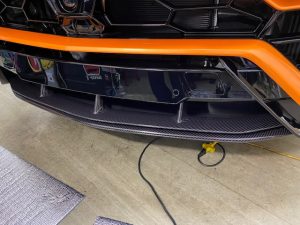 ランボルギーニウルスフロントバンパー下グロスカーボンラッピング