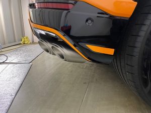 ランボルギーニウルスリアバンパーオレンジラインラッピング
