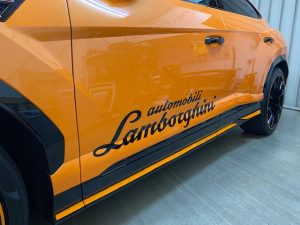 ランボルギーニウルスドア文字ラッピング