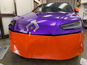 ランボルギーニウルスデザインラッピングフロントバンパーオレンジ施工中