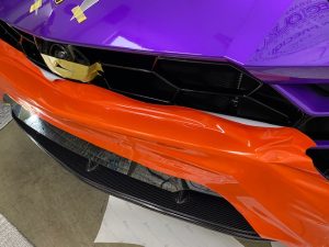 ランボルギーニウルスデザインラッピングフロントバンパーオレンジ施工中カット
