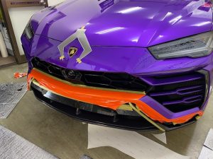 ランボルギーニウルスデザインラッピングフロントバンパーオレンジ施工中残る部分