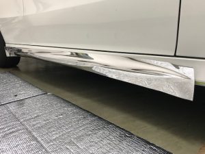 メルセデスベンツclaメッキ貼り施工中サイドステップ