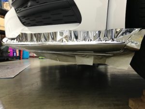 メルセデスベンツclaメッキ貼り施工中フロントリップ