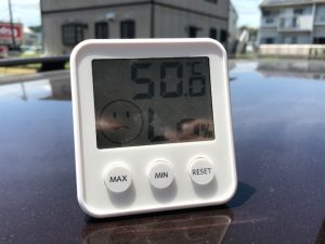 ルーフの上においた温度計は５０度！