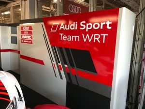 レースチームピット内パテーション貼り
