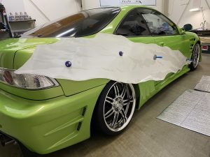 ポコンインテバイナルグラフィック施工中
