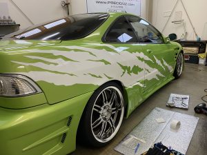 ポコンインテバイナルグラフィック施工中