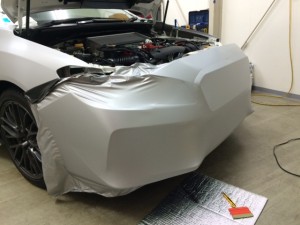 スバルWRX　ブラッシュドアルミニウムバンパーラッピング中