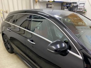 メルセデスベンツウィンドモールブラックアウトラッピング施工前右