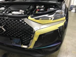 DS3クロスバックメッキパーツラッピングフロント左施工中