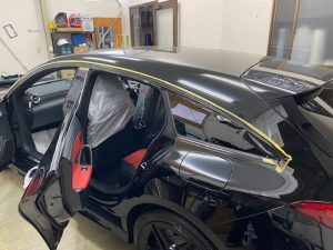 メルセデスベンツウィンドモールブラックアウトラッピング左上部施工中