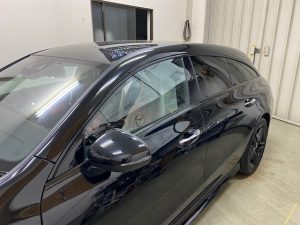 メルセデスベンツウィンドモールブラックアウトラッピング左完成前から