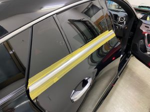 メルセデスベンツウィンドモールブラックアウトラッピング右リア施工中