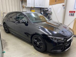メルセデスベンツウィンドモールブラックアウトラッピング完成右前から全体