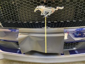 フォードマスタングストライプラッピングフロントバンパー施工中