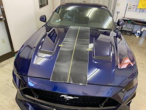 フォードマスタングストライプラッピングボンネット施工中