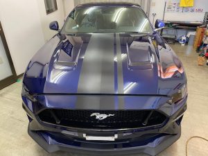 フォードマスタングストライプラッピングボンネット施工完成