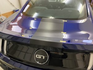 フォードマスタングストライプラッピングトランク施工中