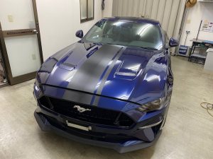 フォードマスタングストライプラッピング完成前から