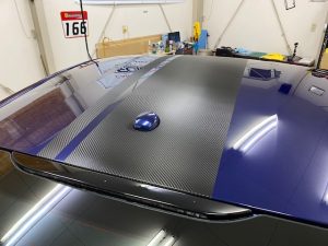 フォードマスタングストライプラッピングルーフ完成後ろアンテナ部