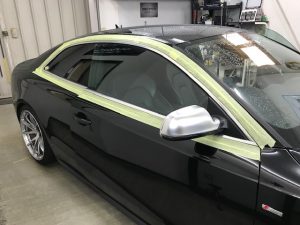 アウディＡ５メッキモールラッピング右施工前マスキング後