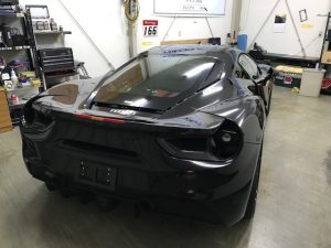 フェラーリ488GTBフルラッピング施工前後ろ
