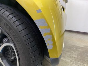 スマートフォーツーリペアラッピング施工中パテ盛り