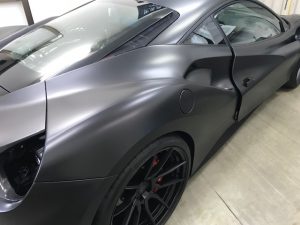 フェラーリ488GTBマットブラックフルラッピング施工完成リアフェンダーはもちろん１枚貼りです（ダクト内除く）