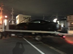 フェラーリ488GTBマットブラックフルラッピング施工完成積載車上