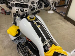 ハーレーダビッドソンカスタムストライプ貼りタンクラッピング