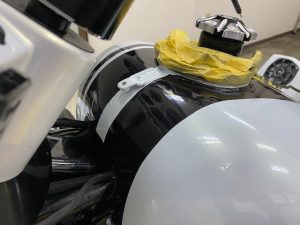 ハーレーダビッドソンカスタムストライプ貼りタンクラッピング前