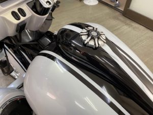 ハーレーダビッドソンカスタムストライプ貼り完成タンクアップ２