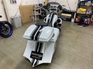 ハーレーダビッドソンカスタムストライプ貼り完成後ろから