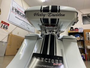 ハーレーダビッドソンカスタムストライプ貼り完成リア下から