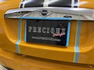 ミニ５ドアオリジナルストライプ貼り施工中リアナンバー左右