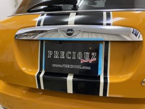 ミニ５ドアオリジナルストライプ貼り施工中リアナンバー左右完成