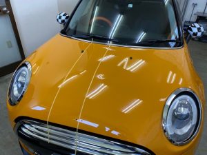 ミニ５ドアオリジナルストライプ貼り施工中ボンネット