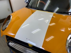 ミニ５ドアオリジナルストライプ貼り施工中ボンネットベース貼り完成