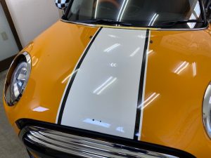 ミニ５ドアオリジナルストライプ貼り施工中ボンネット黒ライン（細）貼り
