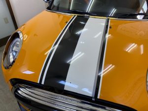 ミニ５ドアオリジナルストライプ貼り施工中ボンネット黒ライン（太）貼り