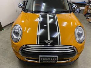ミニ５ドアオリジナルストライプ貼り施工中ボンネット黒ライン完成