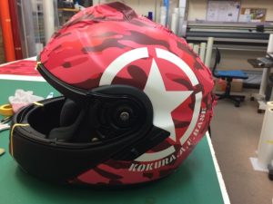 ショウエイネオテックヘルメットラッピング貼り作業中