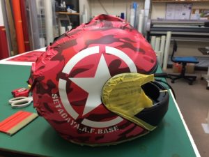 ショウエイネオテックヘルメットラッピング貼り作業中