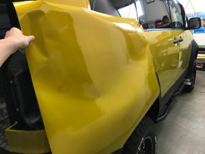 ミツビシデリカD５事故リペアラッピングリアフェンダー凹みパネル交換後ラッピング作業時